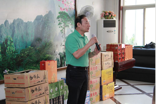 和平区工商联书记罗毅向老人们问好