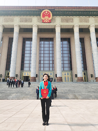 张总个人大会堂前.jpg 张总个人大会堂前.jpg
