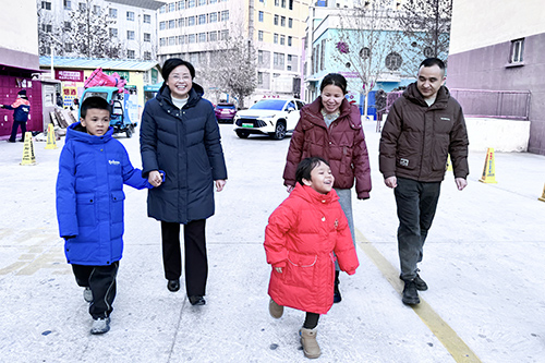 张秀燕与热孜宛古丽一家四口在一起.jpg 张秀燕与热孜宛古丽一家四口在一起.jpg