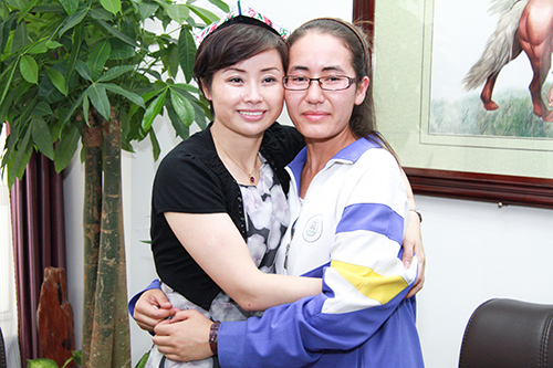 2012 张秀燕与迪丽胡玛尔结亲.jpg 2012 张秀燕与迪丽胡玛尔结亲.jpg